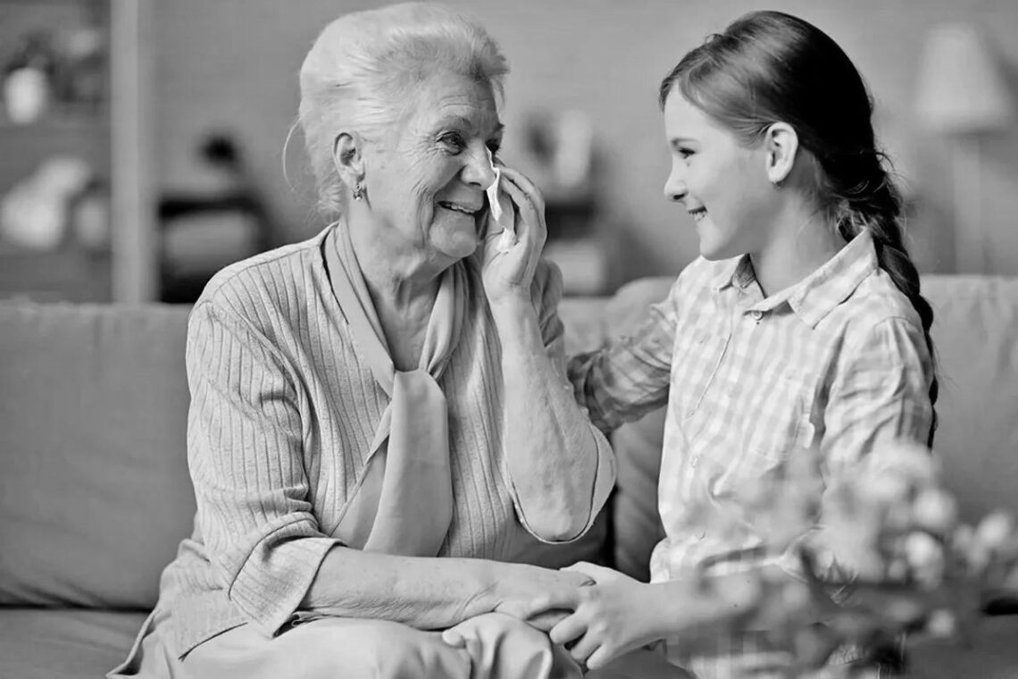 Навещать бабушку на английском. Бабушка и внучка. Бабушка утешает внучку. Ругаются бабушка и веучк. Бабушка и внуки.